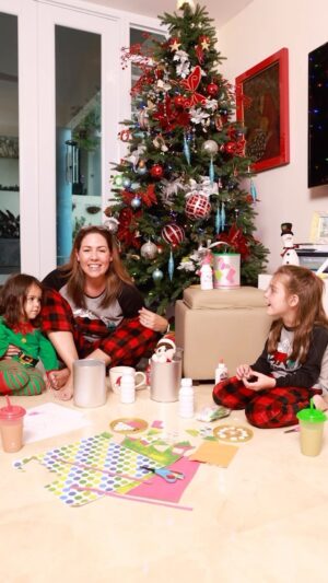 Alfonsina Molinari Instagram - ¿Y cuándo fue que yo me convertí en una mamá “crafty”? 😬😂

En familia, las manualidades con nuestras pequeñas son momentos memorables además de aportar a su crecimiento. ¡Anímate y crea con Enfagrow!

🎄 🎅🏼 

#OliviaGabriela #ElenaIsabel #Navidad #Manualidades #Crafts #madreehijas