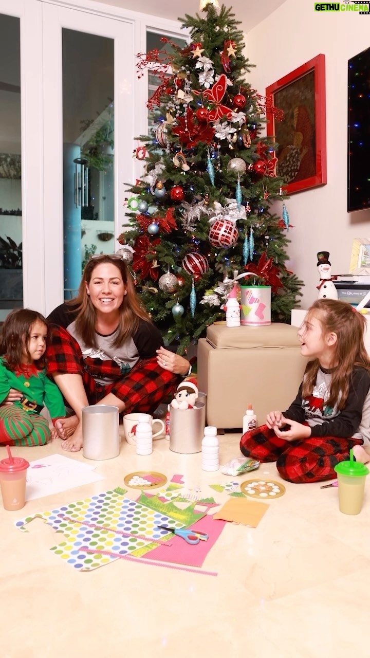 Alfonsina Molinari - 753 Likes - ¿Y cuándo fue que yo me convertí en una mamá “crafty”? 😬😂
En familia, las manualidades con nuestras pequeñas son momentos memorables además de aportar a su crecimiento. ¡Anímate y crea con Enfagrow!
🎄 🎅🏼
#OliviaGabriela #ElenaIsabel #Navidad #Manualidades #Crafts #madreehijas