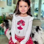 Alfonsina Molinari Instagram - Difícil no creer en el amor cuando tu día de San Valentín comienza así. Elena ama vestirse en ocasiones especiales y a su madre le encanta el reto de sorpréndela con sus outfits. El resultado ya lo ven ustedes. Y yo…completamente enamorado! ¡Feliz día del amor y la amistad a todos! @lamolinari #sanvalentin #elenaisabel #padrehija