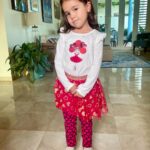 Alfonsina Molinari Instagram - Difícil no creer en el amor cuando tu día de San Valentín comienza así. Elena ama vestirse en ocasiones especiales y a su madre le encanta el reto de sorpréndela con sus outfits. El resultado ya lo ven ustedes. Y yo…completamente enamorado! ¡Feliz día del amor y la amistad a todos! @lamolinari #sanvalentin #elenaisabel #padrehija