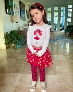 Alfonsina Molinari Instagram - Difícil no creer en el amor cuando tu día de San Valentín comienza así. Elena ama vestirse en ocasiones especiales y a su madre le encanta el reto de sorpréndela con sus outfits. El resultado ya lo ven ustedes. Y yo…completamente enamorado!
¡Feliz día del amor y la amistad a todos!
@lamolinari #sanvalentin #elenaisabel #padrehija