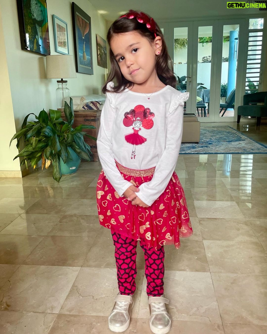 Alfonsina Molinari - 1.2K Likes - Difícil no creer en el amor cuando tu día de San Valentín comienza así. Elena ama vestirse en ocasiones especiales y a su madre le encanta el reto de sorpréndela con sus outfits. El resultado ya lo ven ustedes. Y yo…completamente enamorado!
¡Feliz día del amor y la amistad a todos!
@lamolinari #sanvalentin #elenaisabel #padrehija
