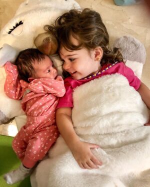 Alfonsina Molinari Instagram - #ElenaIsabel cumple 5 años hoy. Es un sueño de niña. Dulce, cariñosa, coqueta… y también voluntariosa, brillante, divertida, asertiva, poderosa… Somos muy afortunados de tener niñas tan felices, saludables y nobles. Siempre, siempre serán mis bebés. 😍