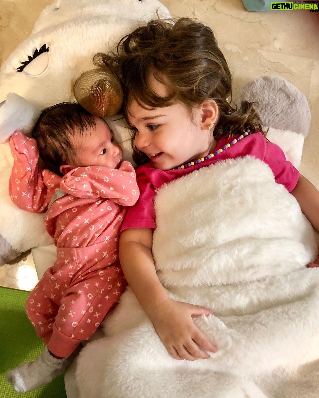 Alfonsina Molinari - 2.3K Likes - #ElenaIsabel cumple 5 años hoy. Es un sueño de niña. Dulce, cariñosa, coqueta… y también voluntariosa, brillante, divertida, asertiva, poderosa… Somos muy afortunados de tener niñas tan felices, saludables y nobles. Siempre, siempre serán mis bebés. 😍