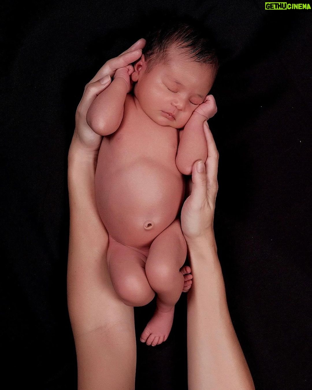 Alfonsina Molinari - 2.3K Likes - #ElenaIsabel cumple 5 años hoy. Es un sueño de niña. Dulce, cariñosa, coqueta… y también voluntariosa, brillante, divertida, asertiva, poderosa… Somos muy afortunados de tener niñas tan felices, saludables y nobles. Siempre, siempre serán mis bebés. 😍