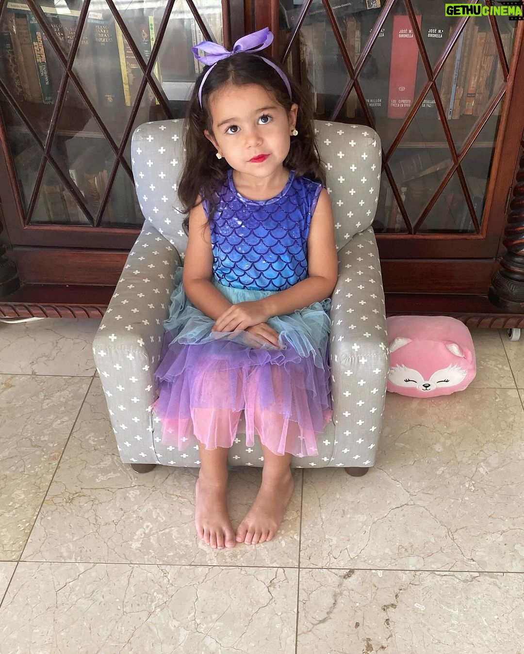 Alfonsina Molinari - 2.3K Likes - #ElenaIsabel cumple 5 años hoy. Es un sueño de niña. Dulce, cariñosa, coqueta… y también voluntariosa, brillante, divertida, asertiva, poderosa… Somos muy afortunados de tener niñas tan felices, saludables y nobles. Siempre, siempre serán mis bebés. 😍