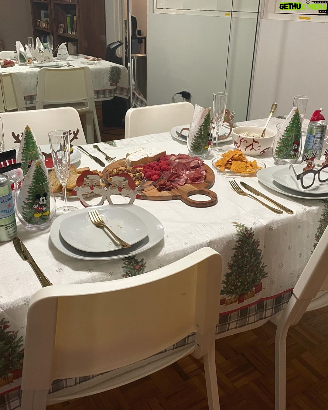 Alfonsina Molinari - 311 Likes - About last night… Porque es importante y saludable hacer espacio en la agenda para los amigos. 😍🎄🎅🏼