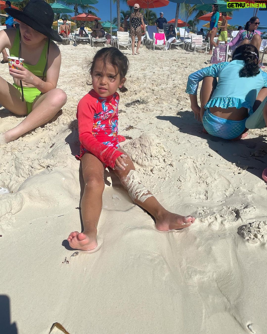 Alfonsina Molinari - 2.2K Likes - Y se acabaron las vacaciones.
Me mantuve bastante desconectada pero ahora que estamos de vuelta puedo compartir con ustedes algunas fotitos. No tengo muchas, porque mi departamento son los videos para mantener a los abuelos bien informados. 😉
La primera parte de las vacaciones fue en el Disney Dream. Un verdadero sueño para Olivia que lo había estado pidiendo. Pero logramos mantener la sorpresa hasta llegar al muelle. 😍
Luego les comparto fotos de la segunda parte de las vacaciones en Houston.
#OliviaGabriela #ElenaIsabel #familia #vacaciones #crucerodisney