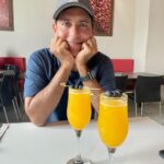 Alfonsina Molinari Instagram - Así empezamos este día de los padres. Felicito a @jacpr , el mejor papá que he conocido en mi vida. Durante este desayuno tuvo su evaluación y, no sé si fue la mimosa 😉, pero yo le doy un 10/10. Porque él SIEMPRE está tratando de hacerlo bien y mejor. Todos los días. 💪🏼👏🏻 Afortunada de tenerlo un ratito solo para mi. Ahora, a fiestar en familia. 🎉😊