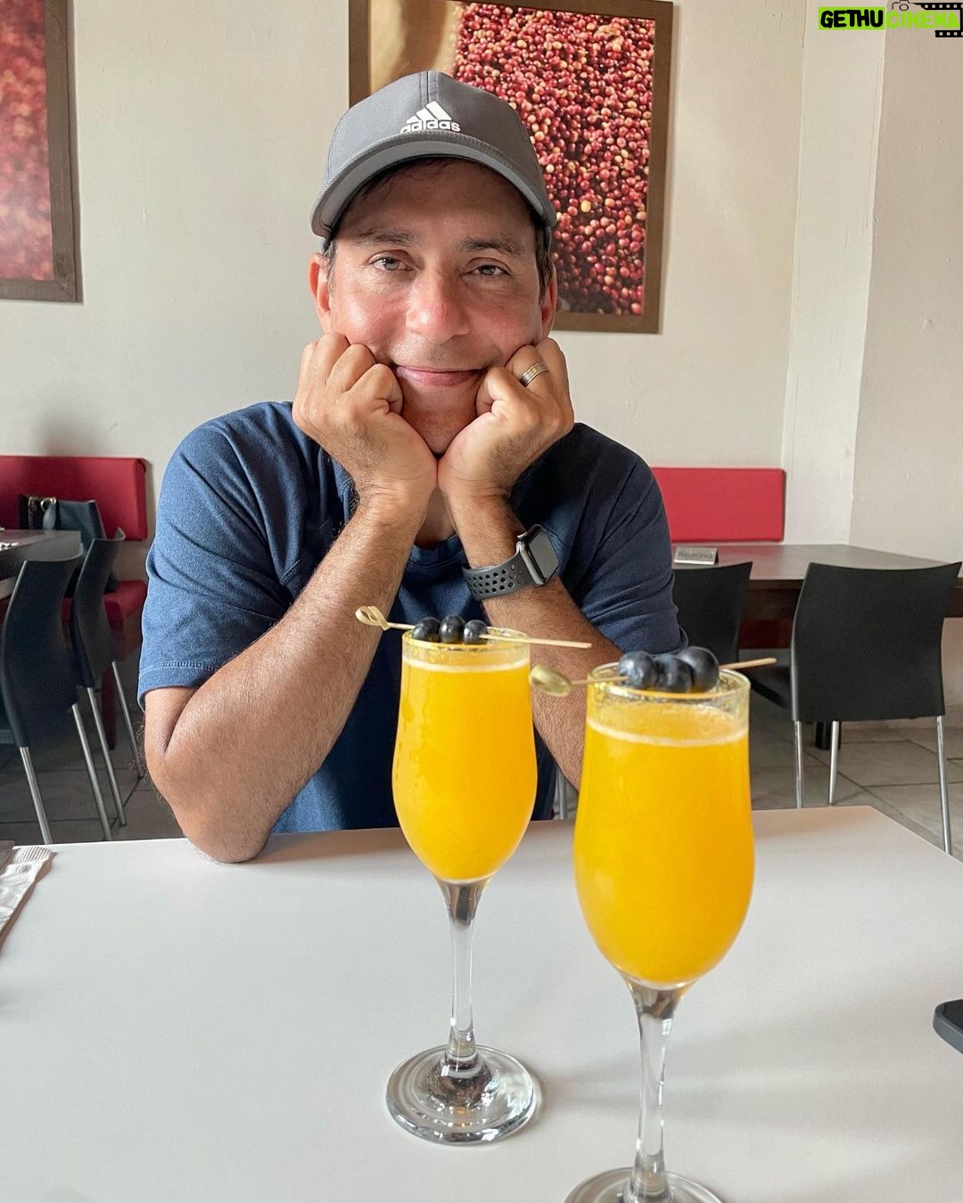 Alfonsina Molinari - 596 Likes - Así empezamos este día de los padres.
Felicito a @jacpr , el mejor papá que he conocido en mi vida. Durante este desayuno tuvo su evaluación y, no sé si fue la mimosa 😉, pero yo le doy un 10/10. Porque él SIEMPRE está tratando de hacerlo bien y mejor. Todos los días. 💪🏼👏🏻
Afortunada de tenerlo un ratito solo para mi. Ahora, a fiestar en familia. 🎉😊