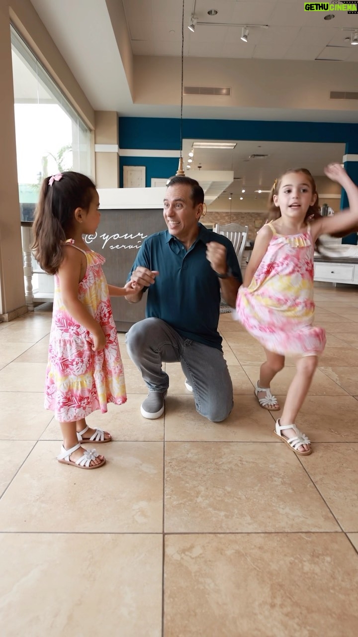 Alfonsina Molinari - 850 Likes - Llegamos a Berrios para comprarle algo a @lamolinari Lo que más me gusta de @berriostedamas es que no es solamente muebles. ¿Y quien estaba allí? La mamá de mis hijas….Alfonsina y como @berriostedamas siempre está a la vanguardia vas a la segura.
#berriostedamas