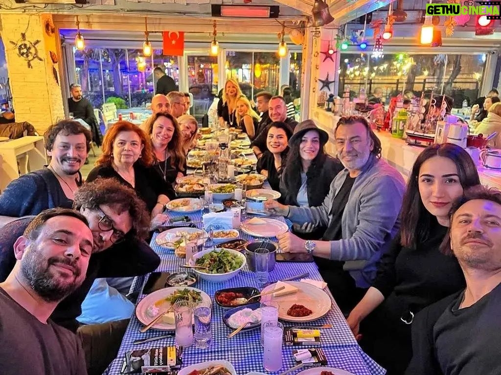 Ali Başar Instagram - Canım menajerim ailemizin parçası @aslibankoglu çok güzel bir geceydi doğum günün kutlu olsun. @sedaayzc senide çok seviyoruz ;);) tabi ki ekli olmayanlar lütfen eklesinler baho;) Mykanos,Caddebostan