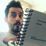 Ali Barkın Instagram - #klavyedelikanlıları , hadi hayırlısı.. 🍀#dizi #yenisezon @showtv @surecfilm @sugarworkzofficial @muratveseker @alitnrvdi @yahya_samanci @oztekinrasim @kaannyildirimm @atasevervildan @seyven @gulonatkedi @cengizkucukayvaztiyatrosu @sinancaliskanoglu