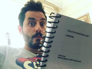 Ali Barkın Instagram - #klavyedelikanlıları , hadi hayırlısı.. 🍀#dizi #yenisezon @showtv @surecfilm @sugarworkzofficial @muratveseker @alitnrvdi @yahya_samanci @oztekinrasim @kaannyildirimm @atasevervildan @seyven @gulonatkedi @cengizkucukayvaztiyatrosu @sinancaliskanoglu