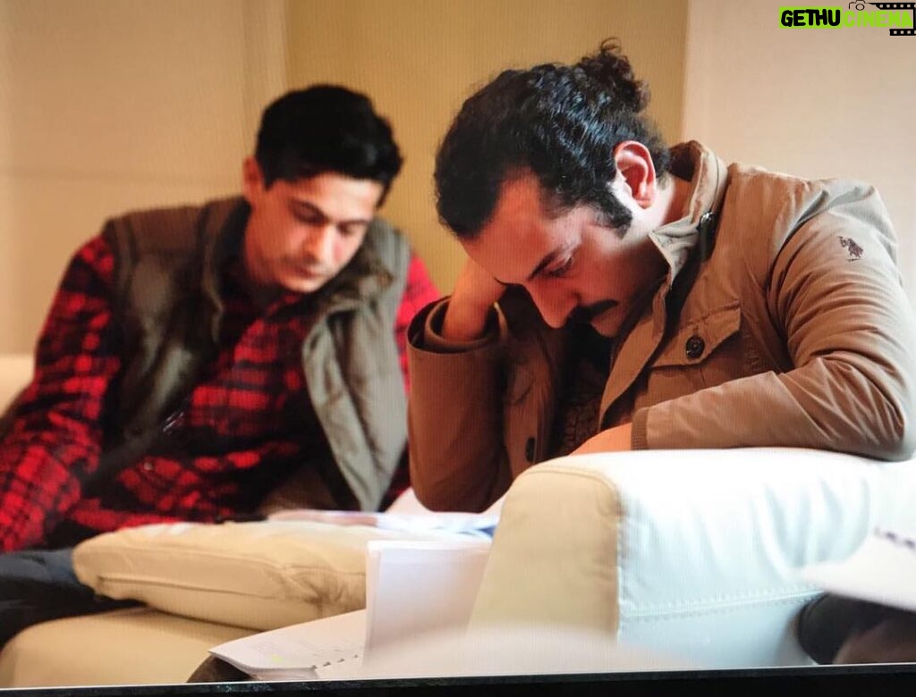 Ali Barkın Instagram - #tb #aylafilmi provalar... @ismailhaciogluofficial @camoo ile birlikte... Dijital Sanatlar