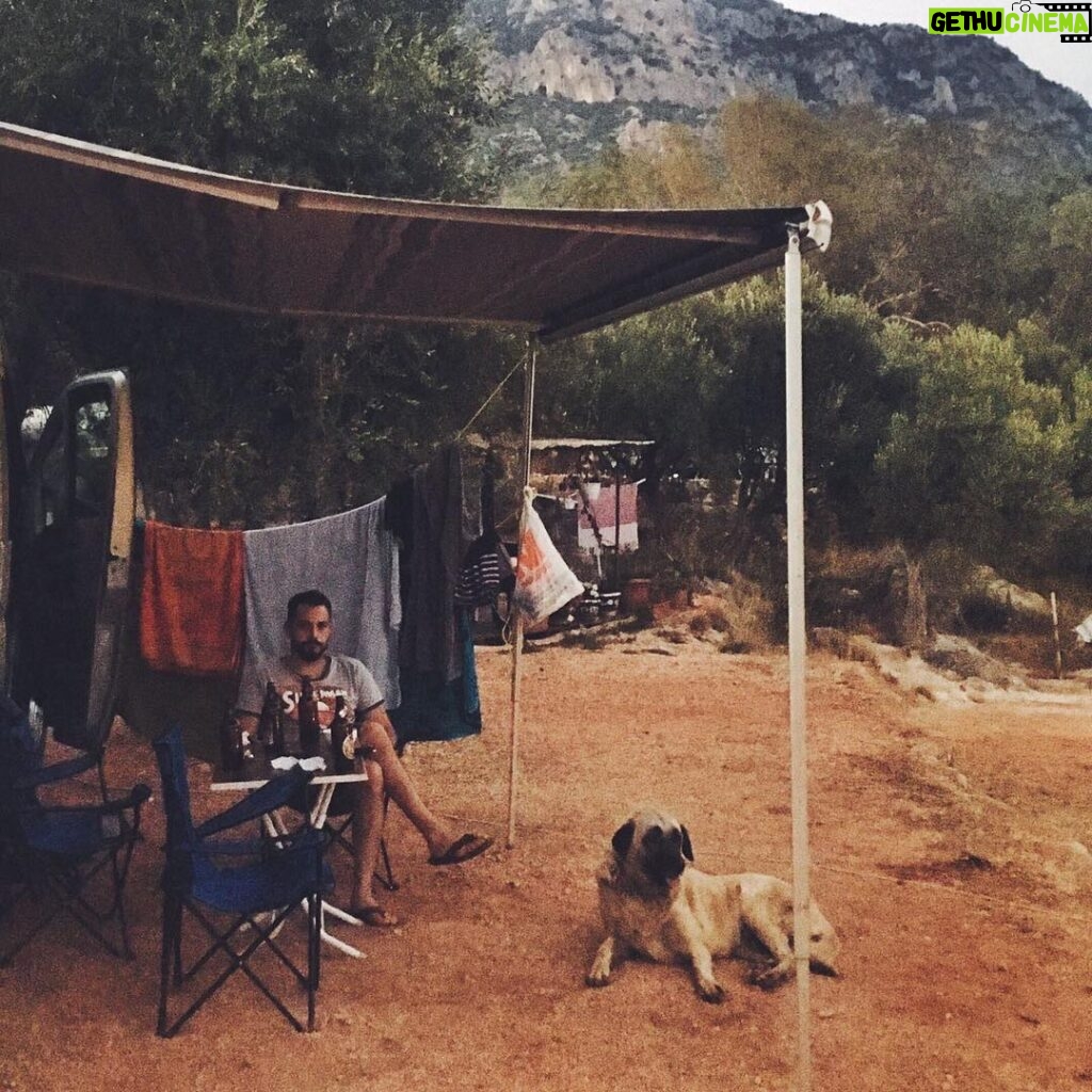 Ali Barkın Instagram - Maça'yla akşam oturmacası Kas Camping