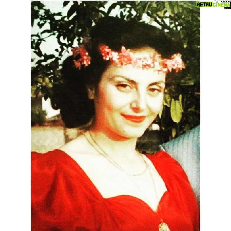 Ali Barkın Instagram - Annem, Öğretmenler Günün kutlu olsun. Yeryüzündeki en kutsal mesleği icra eden tüm öğretmenlerimizin #öğretmenlergünükutluolsun #öğretmen #öğretmenlergünü
