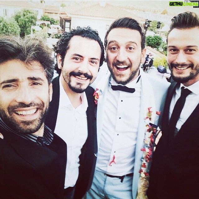 Ali Barkın Instagram - Sadıçsız düğün mü olur gülüm, doğru mu bu... @alkasburak @serdarsanal @mertturak Alacatı
