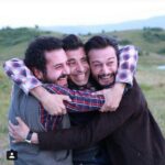 Ali Barkın Instagram – Bizimoğlanlaa, bizimgızlaa; hadi gari hep barabaa! #YeşilDeniz bu akşam saat 20.00 de #TRT1 de…