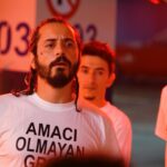 Ali Barkın Instagram - @aogfiilm setten 📷: @yigitdanaci @aogofficial @sugarworkzofficial