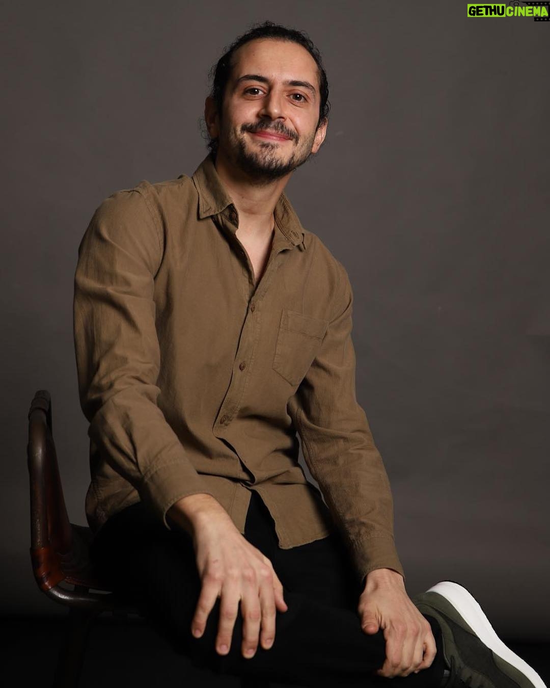 Ali Barkın - 2.3K Likes - Mutlu pazarlar... 📷 @emelbayramworks @duygubasaraajans #photosession #headshot