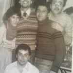 Ali Düşenkalkar Instagram - #Repost @tekindenizz with @make_repost ・・・ 1981 yılını 1982 yılına bağlayan gece. Kurtuluş'taki ev. Soldan sağa: #GülizŞirinyan, #NişanŞirinyan, #PayidarTüfekçioğlu, #ÖzgürErkekli. Oturan: #AliDüşenkalkar. ( @adusenkalkar ) Kaynak: Özgür Erkekli. Istanbul, Turkey