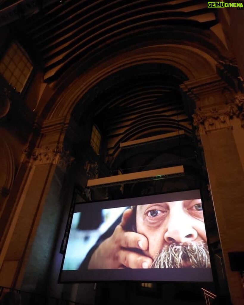 Ali Düşenkalkar Instagram - İtalya’da SediciCorto Film Festivalinde “AV” (the hunt short film) kısa filmimiz Seyirci ödülü kazandı. Filmin festival yolculuğu devam ediyor. Emeği geçenlere çok teşekkür ediyorum. @thehuntshortfilm senarist ve yönetmenlerimiz @sholehzahraei ve #kamilsaldun 💙👏🏼🎥📽👏🏼🙏🎩