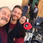 Ali Düşenkalkar Instagram - Muammer ev önü çalışıyoruz. Akşama hazırlanıyor muyuz. @trt1 de saat 20.00 de. İyi seyirler. @gonuldagitrt @koprufilm Eskişehir Sivrihisar