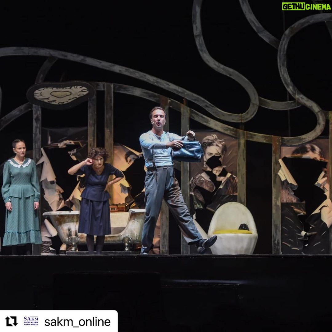 Ali Düşenkalkar Instagram - #Repost @sakm_online with @make_repost ・・・ @atlantisyapim işbirliğiyle gerçekleştirdiğimiz birbirinden değerli eserlerin sahneleneceği Turkcell Vadi Tiyatro Günleri, büyük bir hızla devam ediyor. Başrollerini Hatice Aslan, Devrim Nas, Açelya Devrim Yılhan, Gülin İyigün, Melda Narin Güler’in paylaştığı, Erdi Işık’ın yazdığı, Ali Düşenkalkar'ın yönettiği “Dali'nin Kadınları” dün akşam seyircisi ile buluştu. 2 saat süren oyun sonunda başarılı sahne performansları ile beğeni toplayan oyuncuları seyircisi tarafından dakikalarca ayakta alkışlandı. @adusenkalkar @hatisaslan @devrimnasofficial @aconyonn @guliniyigun @meldanarinimben @turkcell.vadi @atlantisyapim #TurkcellVadiTiyatroGünleri #erdiışık #etkinlik #tiyatro #açıkhavasahnesi #sakm #DalininKadınları #çolpanilhansadrialışıktiyatrosu