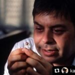 Ali Düşenkalkar Instagram - #Repost @karelerlefilmler with @make_repost ・・・ “- Herkesin bir sürü korkusu vardır zaten. Bütün korkularını bir cebine doldurursun, sonra teker teker alır diğer cebine geçirirsin. Geçirirken derin nefes alır, hepsine bir bir bakarsın. Bir de bakmışsın bazıları yok olup gitmiş. En çok korkutan şeyler hep cebinin el altında durur. Onları sakın orada unutma. + Sonra ? - Sonra yeniden önceki cebine geçirirsin. Bir oraya, bir buraya. Aralarda nefes almayı unutmıycaksın ama. + Çok komiksin ümit ablaa, şaka mı yaptınn ? Yani cebinde de var mı ? - Dolu! + Bakıyımm. - Baak. + Bir şey yok ki! - Var ama göremiyorsun. + Al sana bir sünnet vereyim.” #korkuyorumanne #rehaerdem #alidüşenkalkar @rehaerdemofficial Istanbul, Turkey