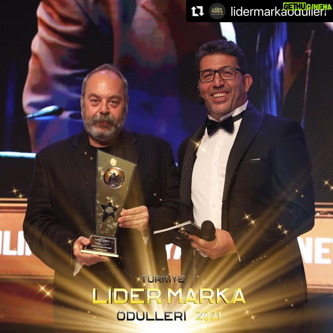 Ali Düşenkalkar - 1.9K Likes - #Repost @lidermarkaodulleri with @make_repost
・・・
II. Türkiye Lider Marka Ödülleri Töreni Yılın En İyi Tiyatro Yönetmeni Ali Düşenkalkar 💎
Sadri Alışık Çolpan İlhan Tiyatrosu prodüksiyonu “Dali’nin Kadınları” @sakm_online
www.lidermarkaodulleri.com
.
#lidermarkaödülleri #ödültöreni #alidüşenkalkar #tiyatro #tiyatroyönetmeni #strongmedya #özgeulusoy #emrekınay #ödül
