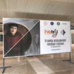 Ali Düşenkalkar Instagram - Bursa FOTOFEST de içinde olmaktan büyük bir haz duyduğum sergiden. 📸 @serpilsavas1 15.30 da söyleşimle festivaldeyim. Binlerce fotoğraf. Yüzlerce yüz. Festival organizasyonunu ve BUFSAD’ı kutluyorum. 🎩