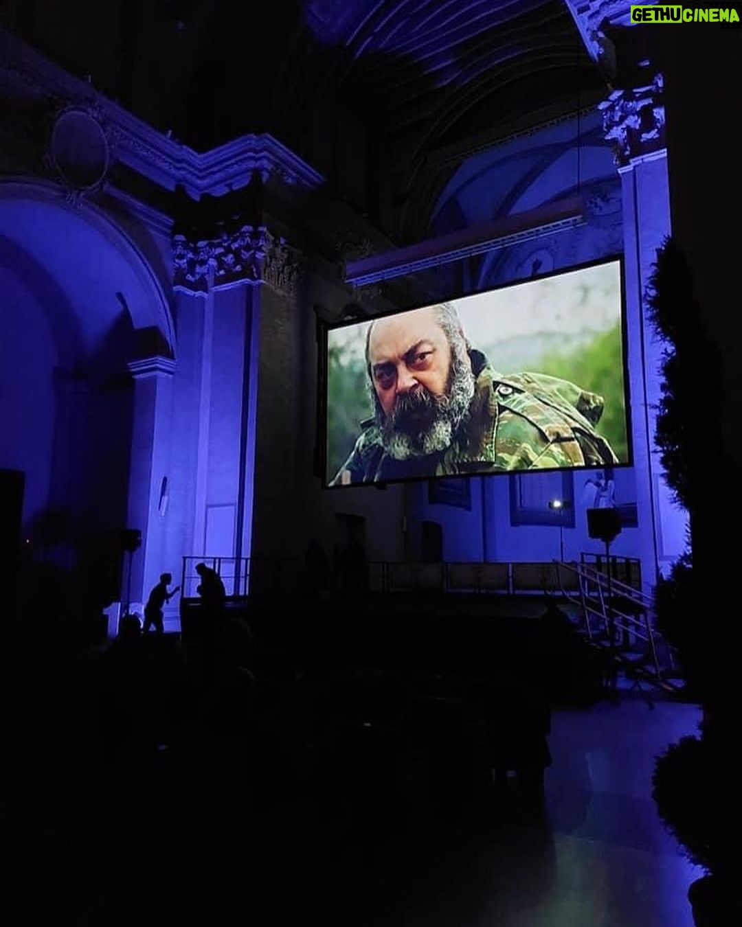 Ali Düşenkalkar - 1.4K Likes - İtalya’da SediciCorto Film Festivalinde “AV” (the hunt short film) kısa filmimiz Seyirci ödülü kazandı. Filmin festival yolculuğu devam ediyor. Emeği geçenlere çok teşekkür ediyorum. @thehuntshortfilm senarist ve yönetmenlerimiz @sholehzahraei ve #kamilsaldun 💙👏🏼🎥📽👏🏼🙏🎩