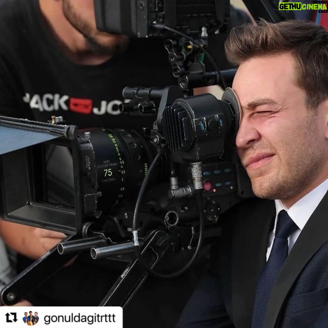 Ali Düşenkalkar - 1.6K Likes - Hoş fotoğraflar ne denli zaman zaman sıkılıp ne üretken davranışlar içine girdiğimizi hoş anlatıyor. Sevgiler. @gonuldagitrt @koprufilm @erdalcindoruk @gulhantekin @nazlipinarkaya @semiherturk @ecemozkaya