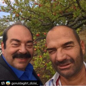 Ali Düşenkalkar Instagram - #Repost @gonuldagitrt_dizisi_ with @make_repost @erdalcindoruk @gonuldagitrt ・・・. Yıllar yıllar önce... Muammer ve Hüseyin kardeşler 😊 Elma bahçesi'nde 🍎 #gonuldagi