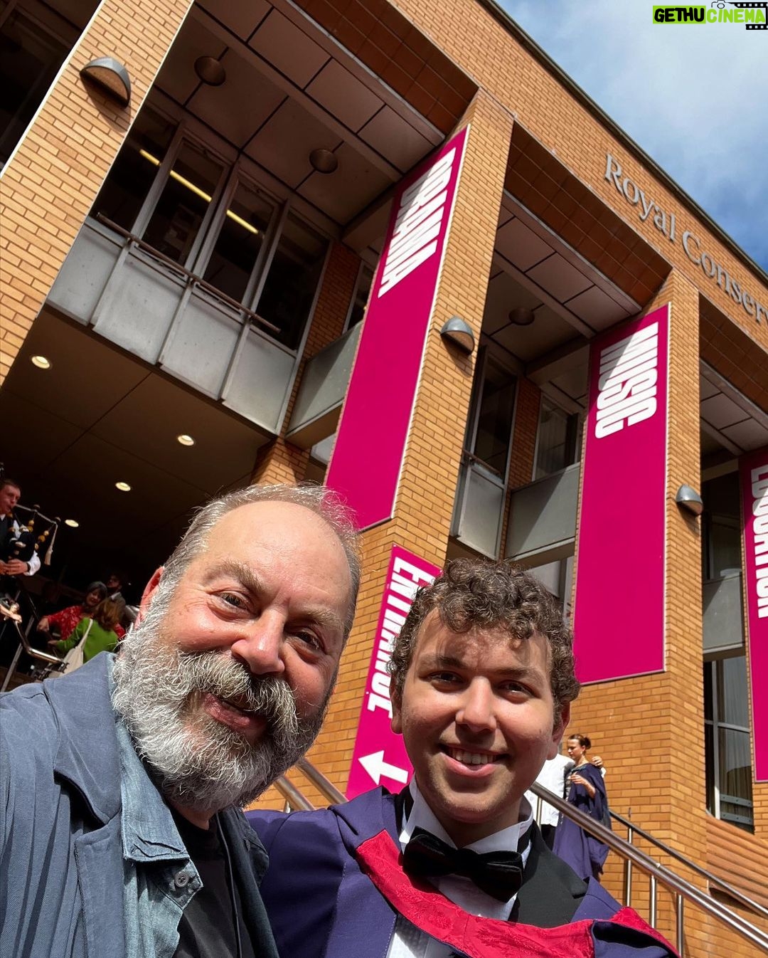 Ali Düşenkalkar Instagram - Dünden kalanlar. 🎵🎩 @rcsofficial @derin_dusenkalkar ‘ın mezuniyet töreni. 🎶👏🏼👏🏼🎩7/7/2022 Royal Conservatoire of Scotland