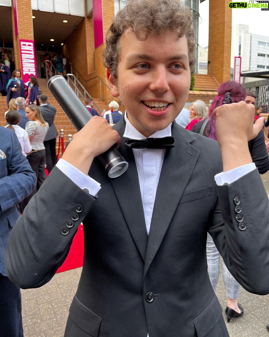 Ali Düşenkalkar Instagram - Dünden kalanlar. 🎵🎩 @rcsofficial @derin_dusenkalkar ‘ın mezuniyet töreni. 🎶👏🏼👏🏼🎩7/7/2022 Royal Conservatoire of Scotland