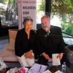 Ali Düşenkalkar Instagram - Sevgili @fatma_celenk_ #bildiğingibideğil ‘i yazdı. Dün ilk sunum ve tanıtımını yaptı. Bana da kitabından kısa bir öyküyü okumak düştü. Ve bu sunum da @feyha.celenk @yildiz_kultur ve öğretmenim @serpiltamur la ve dostum @murat.karasu.m la karşılaştım. Sohbet ettik. Özlem giderdik. Fatma Çelenk e kitabının yolculuğu için başarılar diliyorum. MOMO Bebeköy