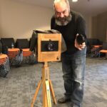 Ali Düşenkalkar Instagram – Hatırat  2016. Bu makine fotoğraf çekiyordu ama ben çeker gibi poz verdim.