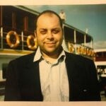 Ali Düşenkalkar Instagram - Hatırat. 1998 “Kaç Para Kaç “ filminden. Veznedar rolü. Kabataş iskelesi arkadaki vapurda filmde o ünlü kavalamaca sahnesinin çekildiği Vapur. Yön: @rehaerdemofficial Yapım : @atlantikfilmm Yapımcı : #ömeratay