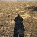 Ali Düşenkalkar Instagram - Gönüldağı’ndan biriktirdiğim biz mi takip ederiz yoksa o mu bizi takip eder gölgelerim. Ama bu gölgelerin hikayeleri vardır onu da senaristler yazar biz oyuncular ete kemiğe nefese büründürürüz. Son Gönüldağı paylaşımım senaristlerimize teşekkürümdür.Sevgi ve saygımla.