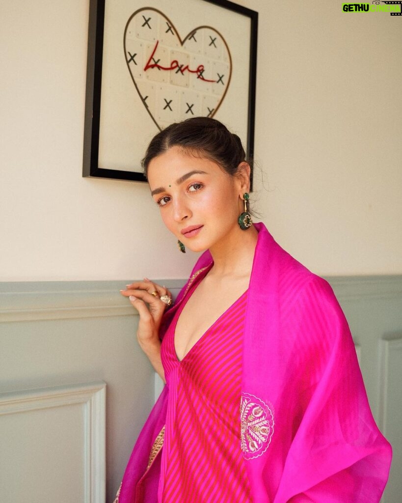 Alia Bhatt Instagram - दुल्हन के यार और ढेर सारा प्यार 💕🫶🏻