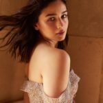 Alia Bhatt Instagram - Smile. Sparkle. Saudi. @redseafilm @jomanaalrashid @moalturki