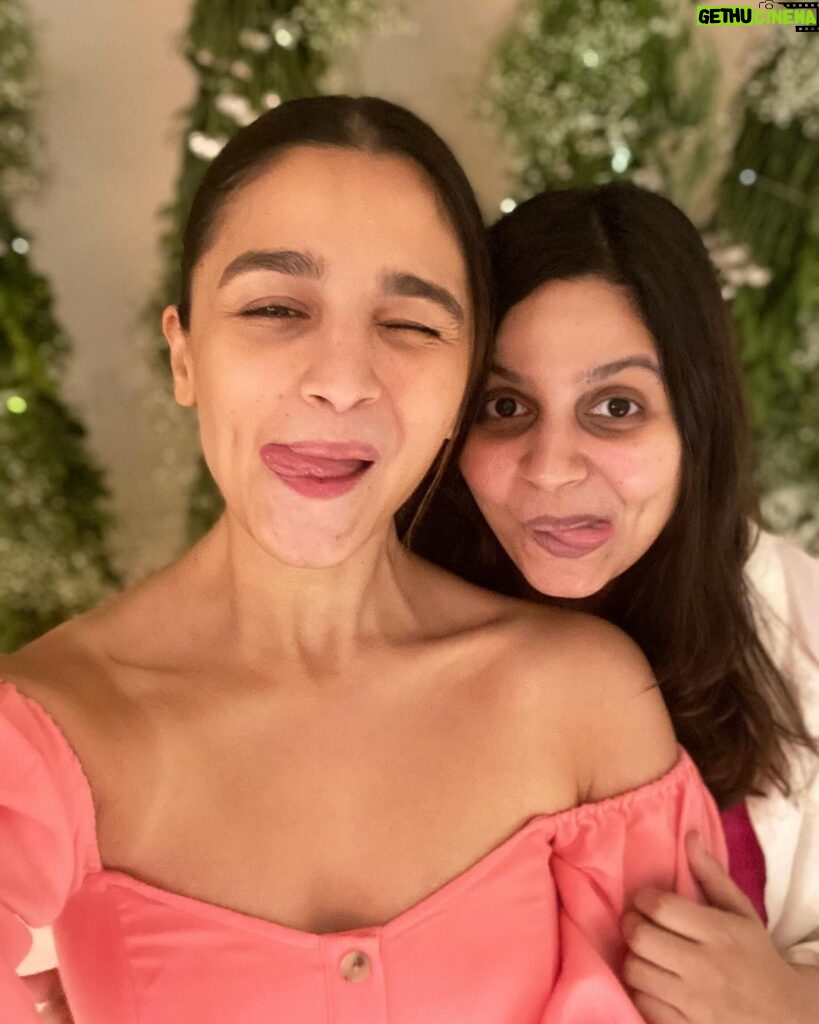 Alia Bhatt Instagram - you are joy .. you are light may we every now and then have a fight 🙂 you are sunshine, you are breeze please please always take care of your knees I am not a writer.. I am not a poet.. I’m just your loving sister and I’m sure you know it 😁 happy birthday my sweetie 🤓🥳🤩🤪☀️