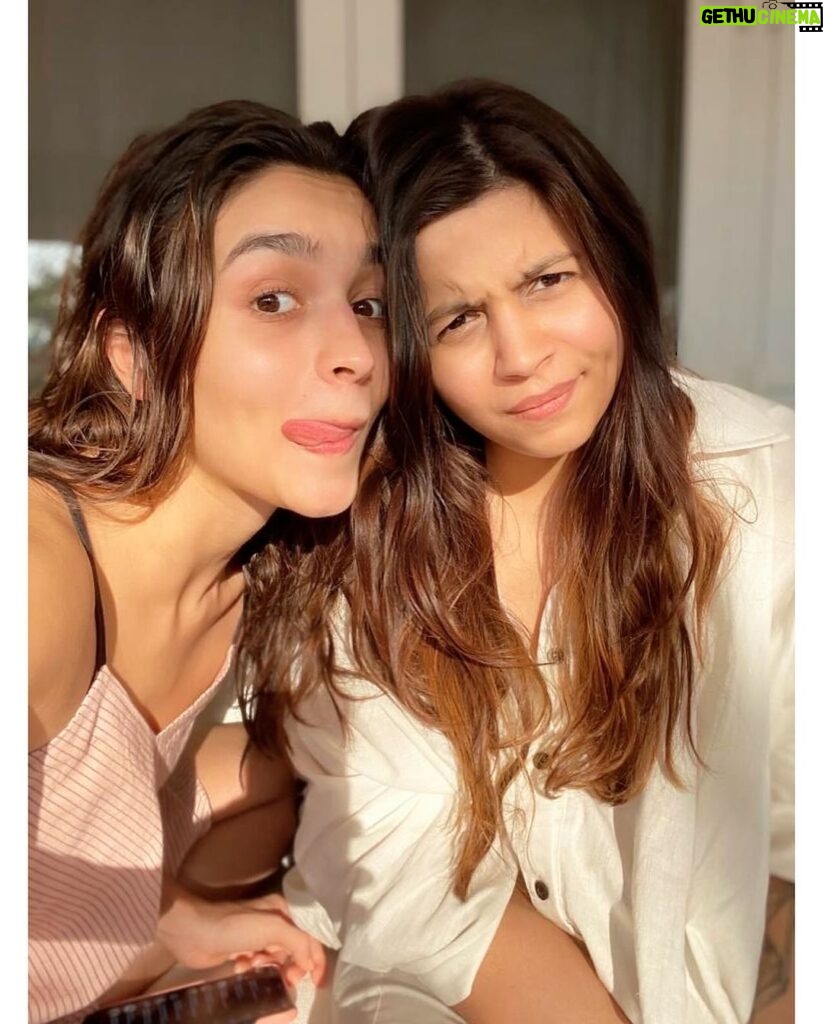 Alia Bhatt Instagram - you are joy .. you are light may we every now and then have a fight 🙂 you are sunshine, you are breeze please please always take care of your knees I am not a writer.. I am not a poet.. I’m just your loving sister and I’m sure you know it 😁 happy birthday my sweetie 🤓🥳🤩🤪☀