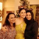 Alia Bhatt Instagram - grateful for this bunch.. grateful for so so much.. merry merry christmas & happy happy always 🎄♥️