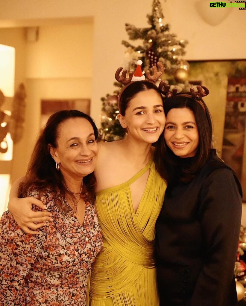 Alia Bhatt Instagram - grateful for this bunch.. grateful for so so much.. merry merry christmas & happy happy always 🎄♥️