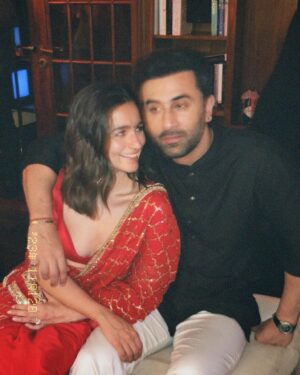 Alia Bhatt Instagram - d i w a l i 🪔

happy happy 😃 ♥️☺️🥰🤓🥳💡🎈