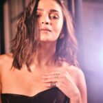 Alia Bhatt Instagram - night out 🤎 #MumbaiAtThePlaza #JioWorldPlaza @jioworldplaza
