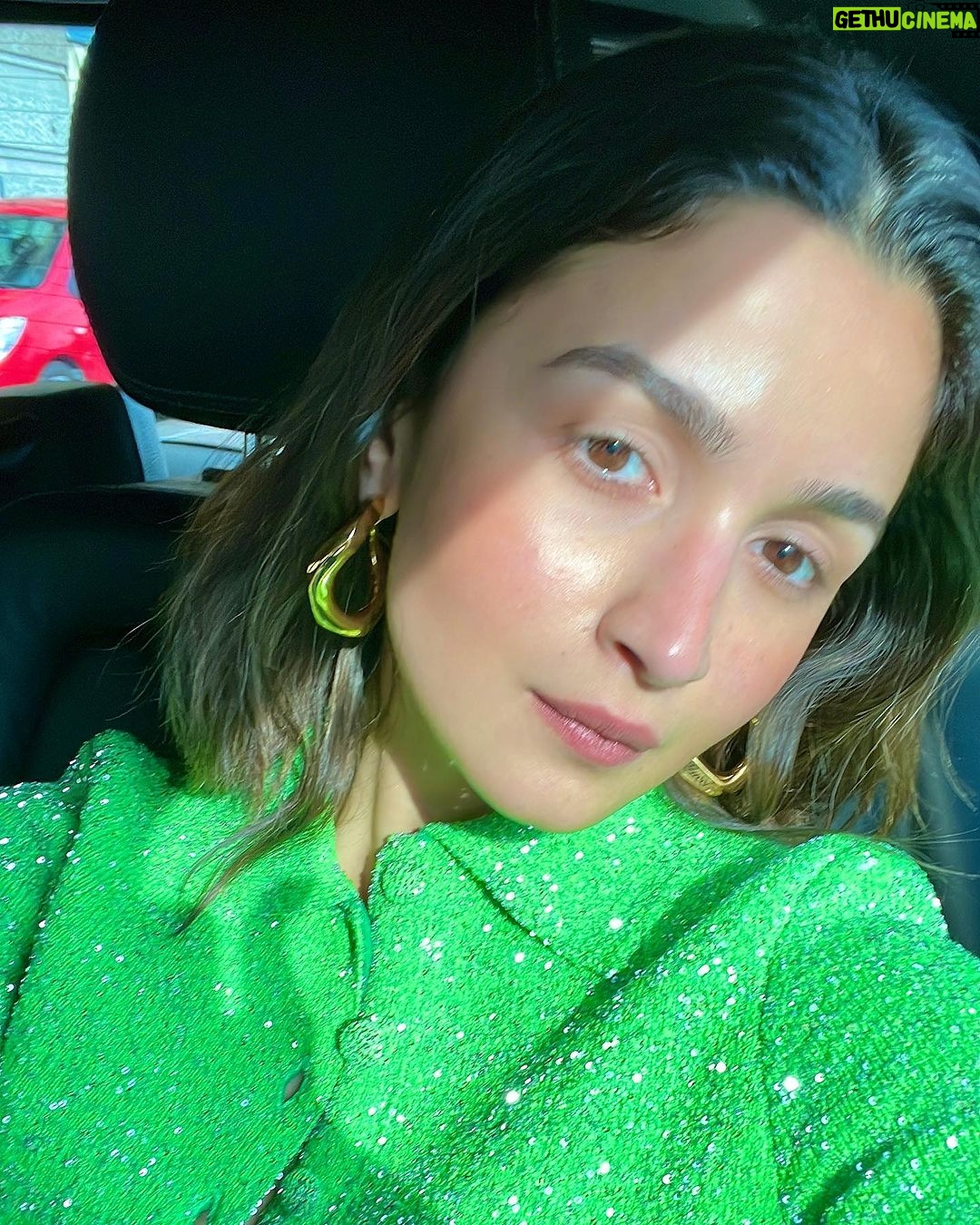 Alia Bhatt Instagram - Personal style but guccified 💅🏾 #GucciAncora @gucci @sabatods 💚💚